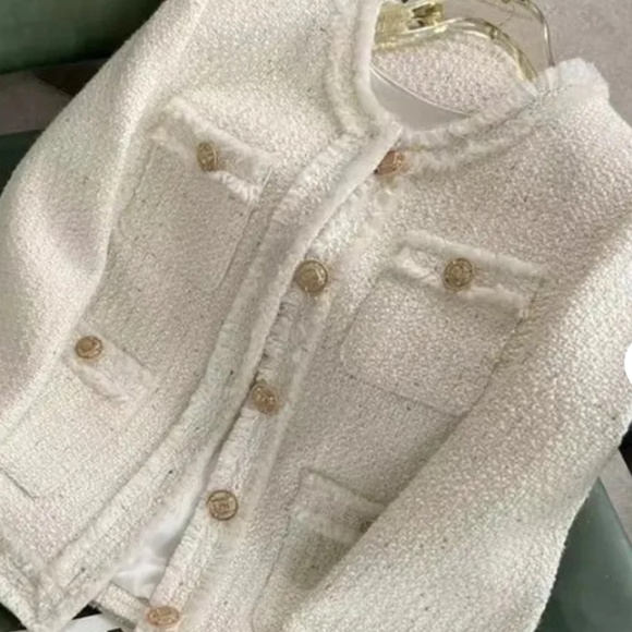 (NWT) Women’s White Tweed Jacket Gold embossed button detail size small - Picture 1 of 10